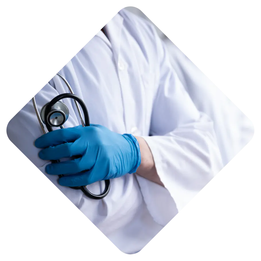 Profesional de la salud sosteniendo un estetoscopio